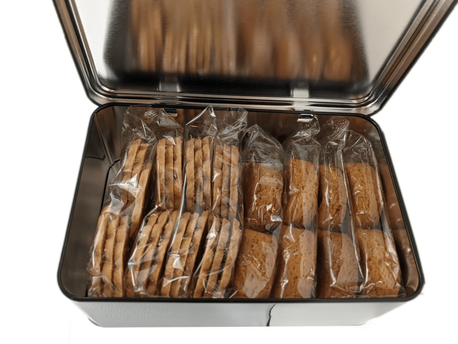 Assortiment palets bretons et galettes bretonne dans une boite métallique souvenir de Bretagne biscuits traditionnel au beurre salé.